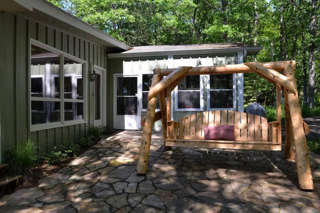 Decompression Zone - Little Spider Lake Arbor Vitae ภายนอก รูปภาพ